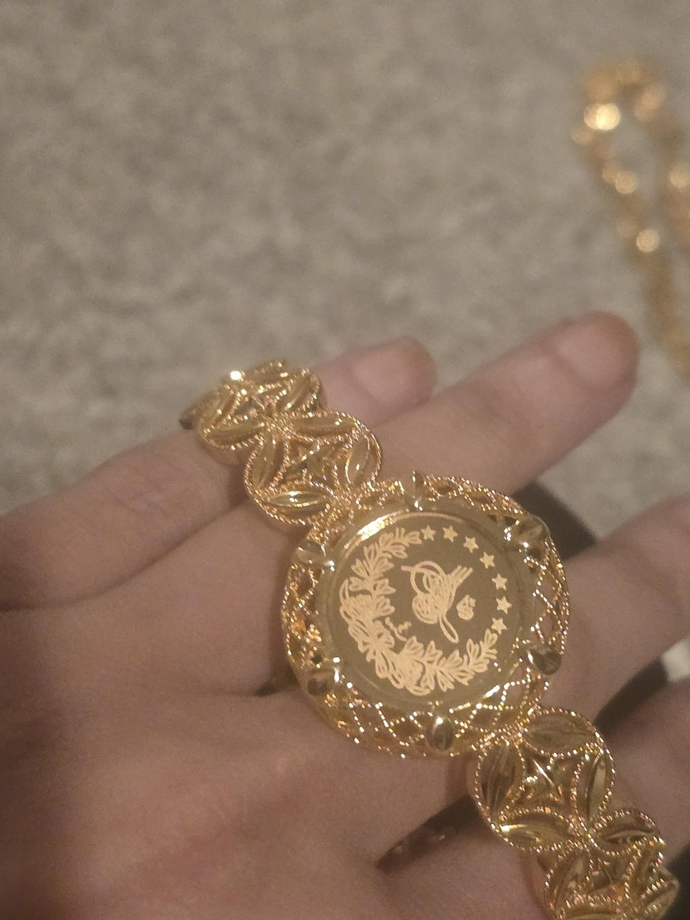22kgp Dubai Elegant Gold-Tone Women's Bracelet with Filigree Medallion - Picture 10 of 12